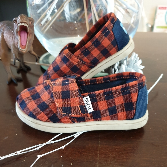 ๐ Toms Black Red Checkered Velcro Toddler Shoes - Picture 2 of 7